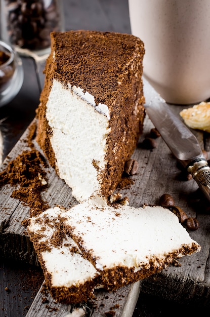 Fromage dans du café moulu et une tasse de cappuccino