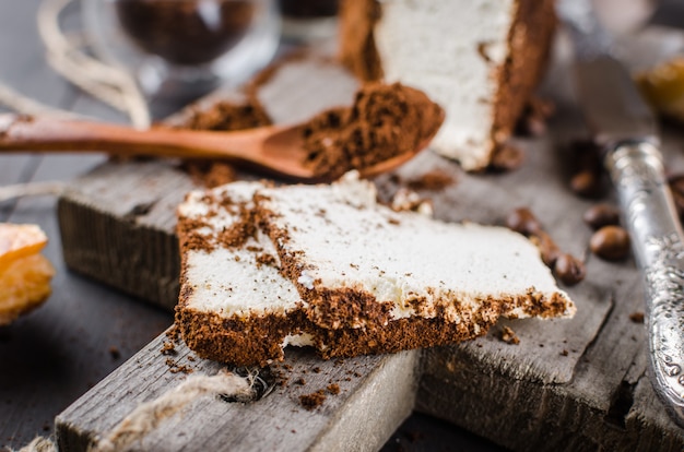 Fromage dans du café moulu et une tasse de cappuccino