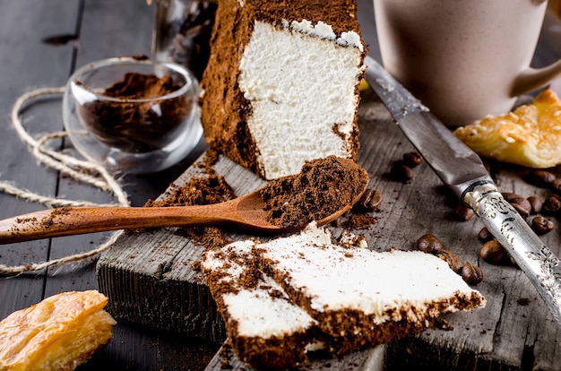 Fromage dans du café moulu et une tasse de cappuccino