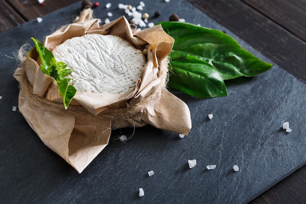 Fromage delikatessen avec chili sur pierre noire, brie camembert