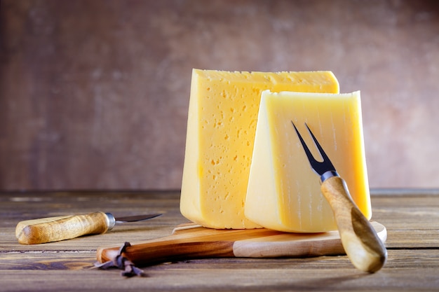 Fromage différent sur une table en bois. Espace de copie.