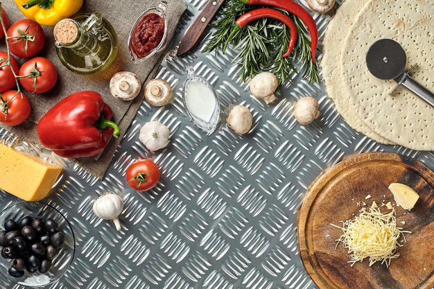 Photo fromage différents légumes sur table en métal ingrédients pour pizza italienne traditionnelle