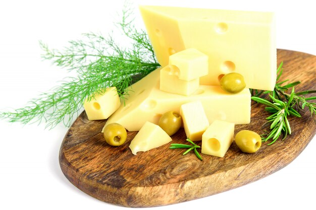 Fromage emmental, olives et aneth au romarin sur la planche à découper gros plan. espace.