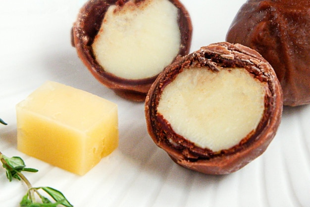 Photo fromage enrobé de chocolat, boules de chocolat fourrées au fromage. dessert tendance. fermer.
