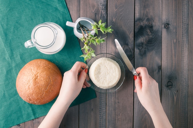 Fromage feta frais avec du lait et du pain