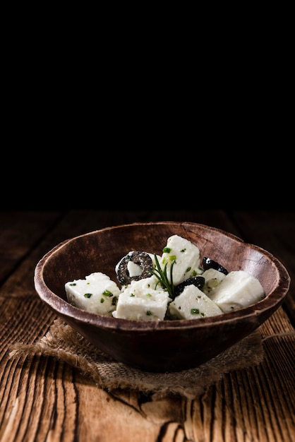 Fromage feta mariné sur fond de bois