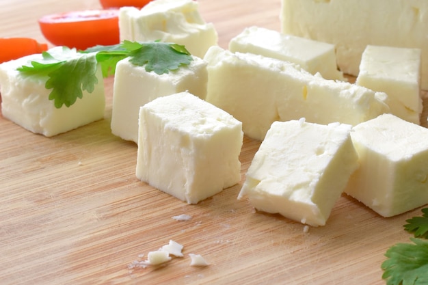 Fromage feta sur une planche à découper