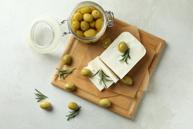 Fromage feta sur une surface texturée blanche