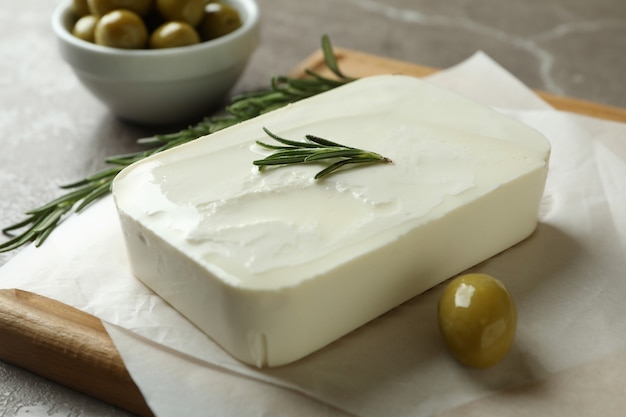 Fromage feta sur une surface texturée grise