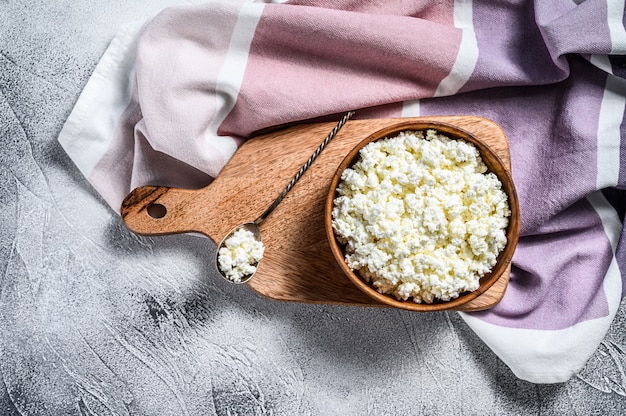 Fromage frais dans un bol en bois