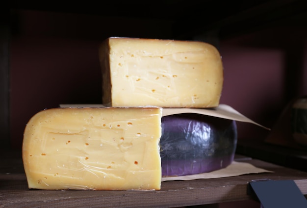 Photo fromage frais sur l'étagère de la cave