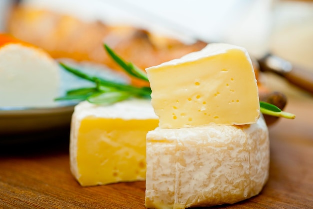 Fromage français et baguette fraîche sur un coupeur de bois