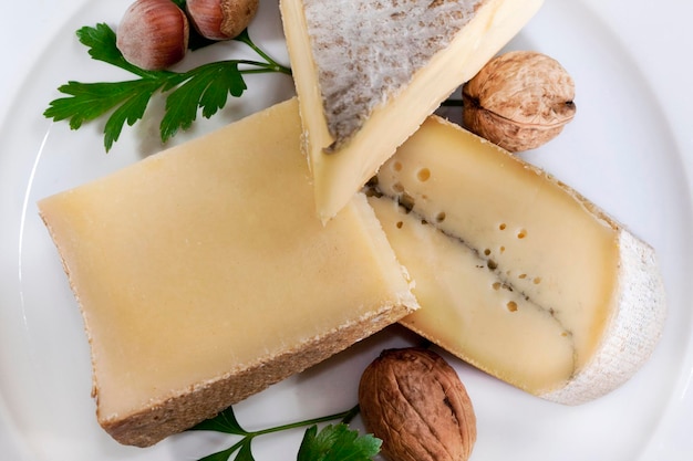 Fromage français et noix