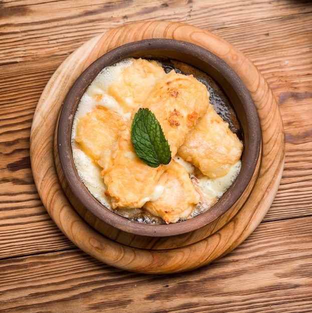 Fromage frit sur l'assiette