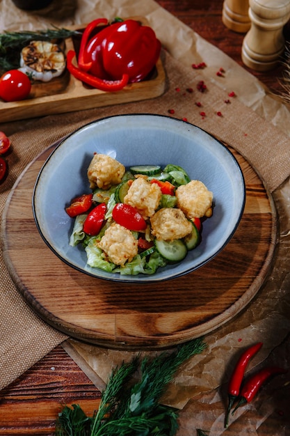 Fromage frit pané avec légumes frais Vue de dessus