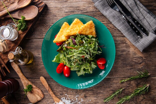 Fromage frit avec salade de tomates vertes