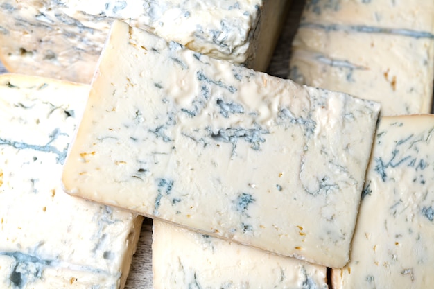 Fromage Gorgonzola en arrière-plan sur le marché