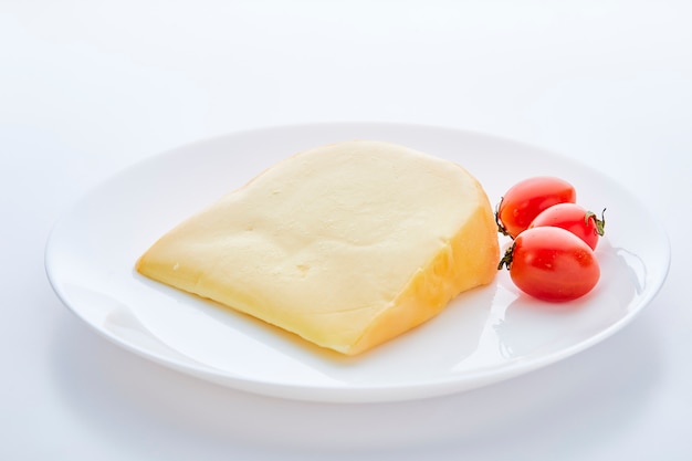 Fromage Gouda aux tomates sur blanc