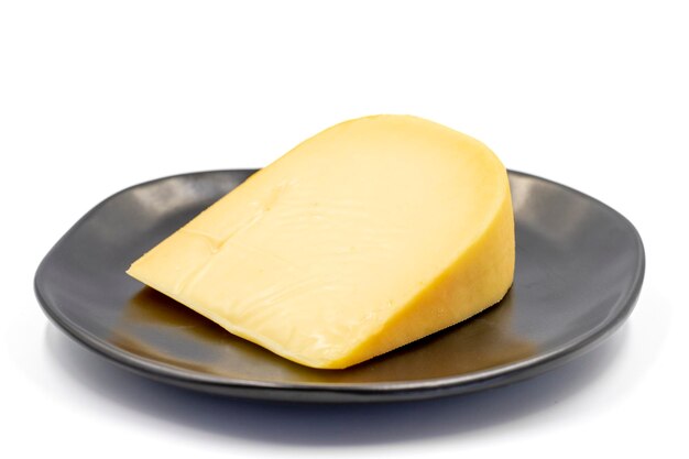 fromage de gouda jaune fromage de Gouda hollandais dur isolé sur fond blanc en gros plan