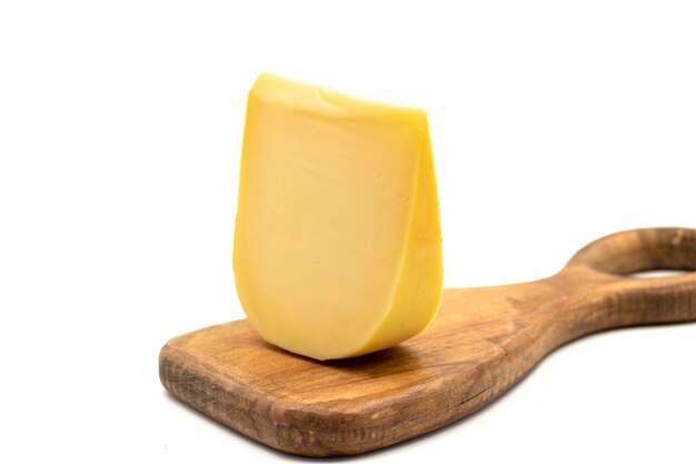 fromage de gouda jaune fromage de Gouda hollandais dur isolé sur fond blanc en gros plan