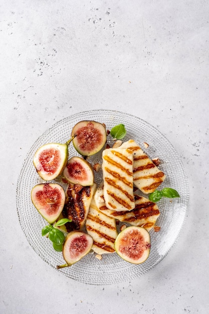 Fromage Halloumi grillé figues fraîches fruits amandes et miel