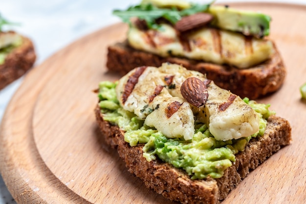 Fromage Halloumi grillé, guacamole d'avocat, roquette sur pain grillé