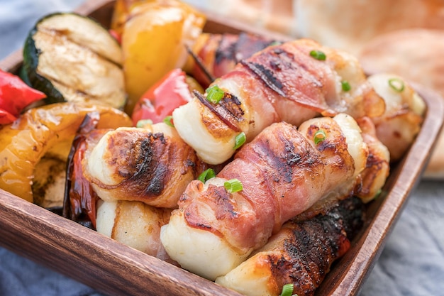 Fromage haloumi enveloppé de bacon grillé avec légumes et pita