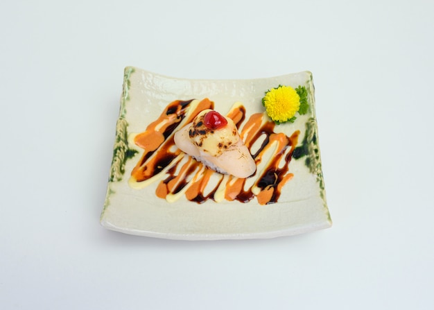 Fromage Hotate fumé au sushi avec sauce aux cerises et mayonnaise