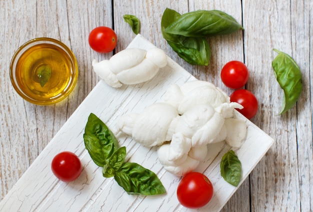 Fromage italien mozzarella nodini avec tomates et herbes