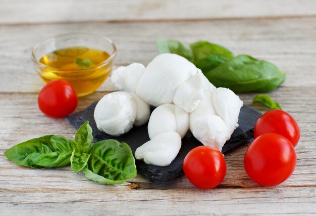 Fromage italien mozzarella nodini avec tomates et herbes