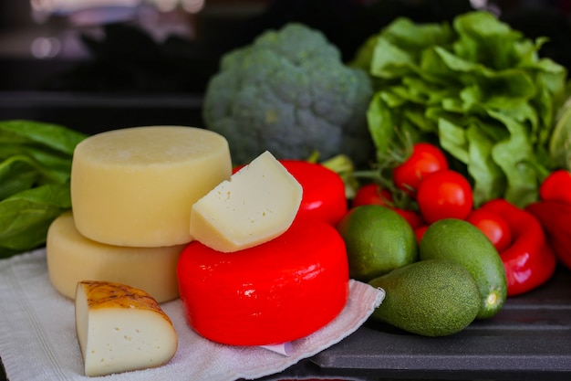 Photo fromage et légumes frais sur la table de la cuisine