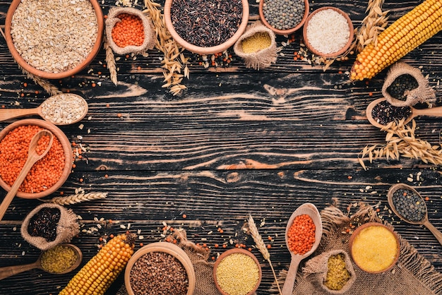 Fromage et légumes à la saucisse italienne Sur un fond en bois blanc Vue de dessus Espace de copie