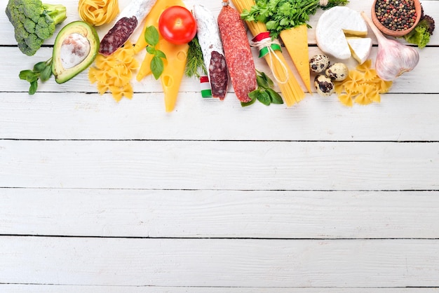 Fromage et légumes à la saucisse italienne Sur un fond en bois blanc Vue de dessus Espace de copie