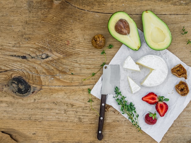 Fromage et légumes sur une table en bois