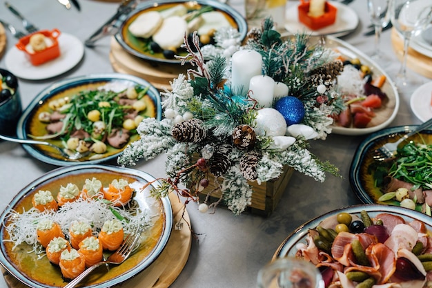 Fromage maison sur une assiette aux olives Une table de fête magnifiquement dressée avec un décor du Nouvel An