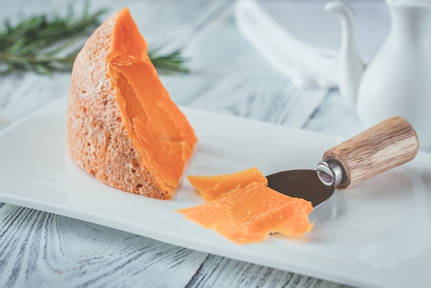 Fromage mimolette sur plaque blanche