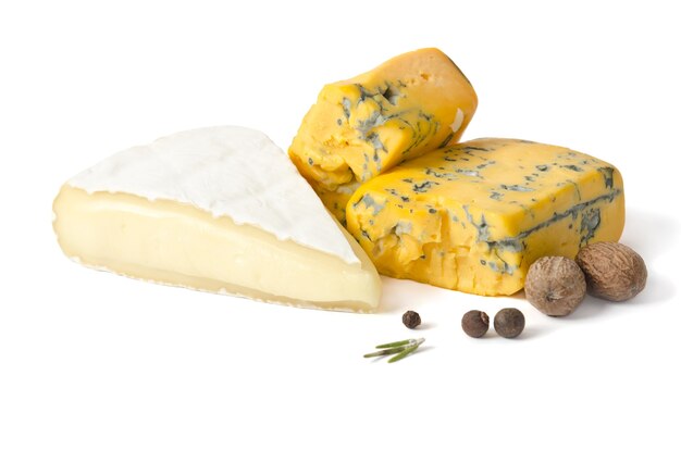 Fromage avec de la moisissure sur blanc