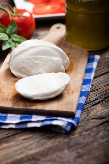 Fromage mozarella frais sur une planche à découper