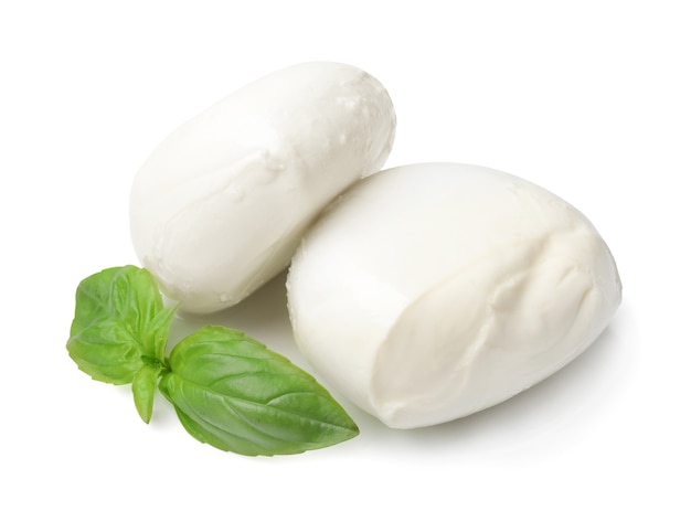 Fromage mozzarella au basilic sur blanc