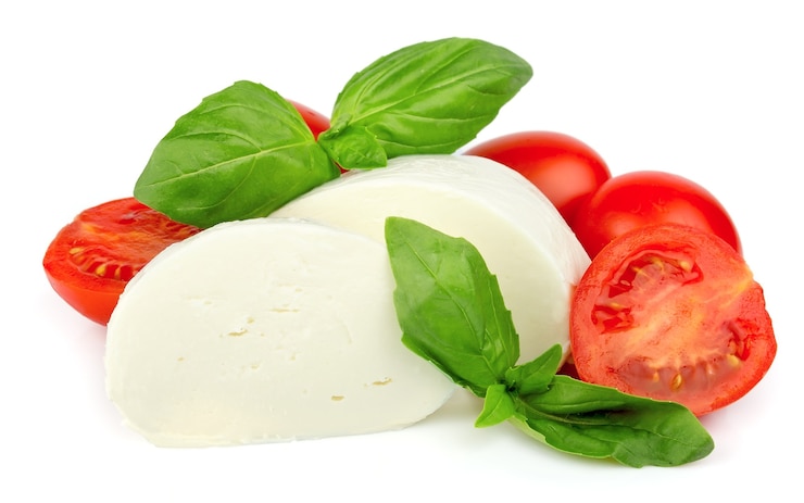 Photo fromage mozzarella aux tomates cerises et basilic