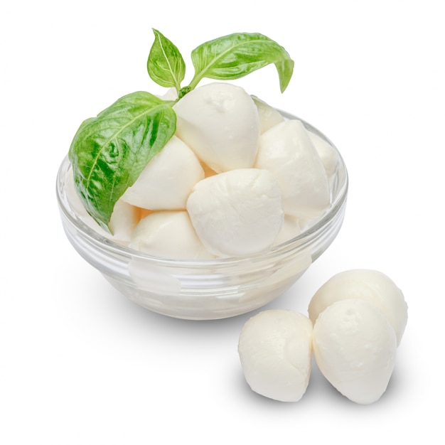 Photo fromage mozzarella et basilic dans un bol sur un espace blanc