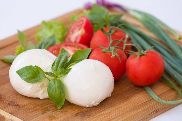 Fromage mozzarella biologique fait maison avec tomate et basilic et oignons