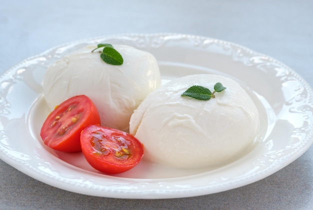 Fromage mozzarella dans l'assiette