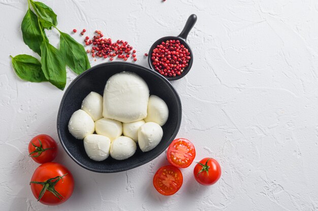 Fromage mozzarella dans un bol noir