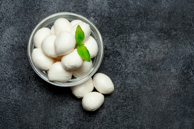 Fromage mozzarella italien traditionnel et basilic sur béton foncé