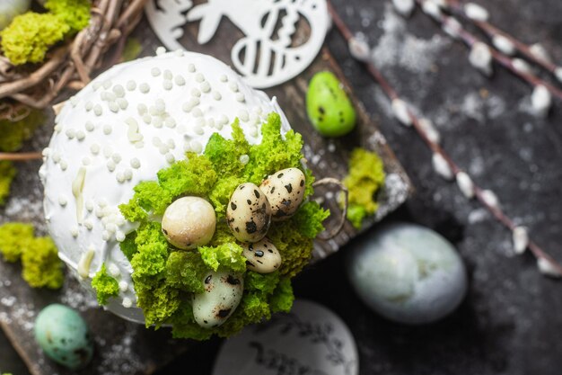 Un fromage avec des oeufs sur une planche de bois