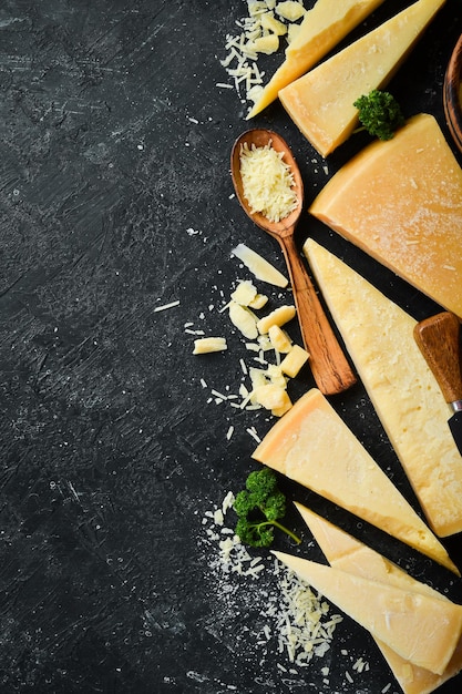 Fromage parmesan et collations sur une table en pierre Vue de dessus Sur un fond de béton