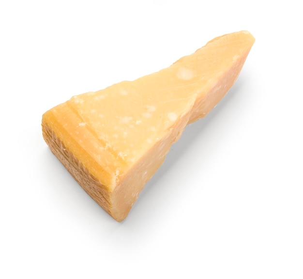 fromage parmesan sur fond blanc