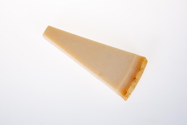 Fromage parmesan isolé sur fond blanc