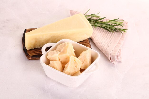 Fromage parmesan italien à pâte dure haché